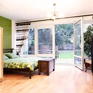 Lovely Garden Flat Near Royal Park Warszawa